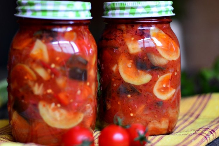 Салат из кабачков и баклажанов с томатной пастой