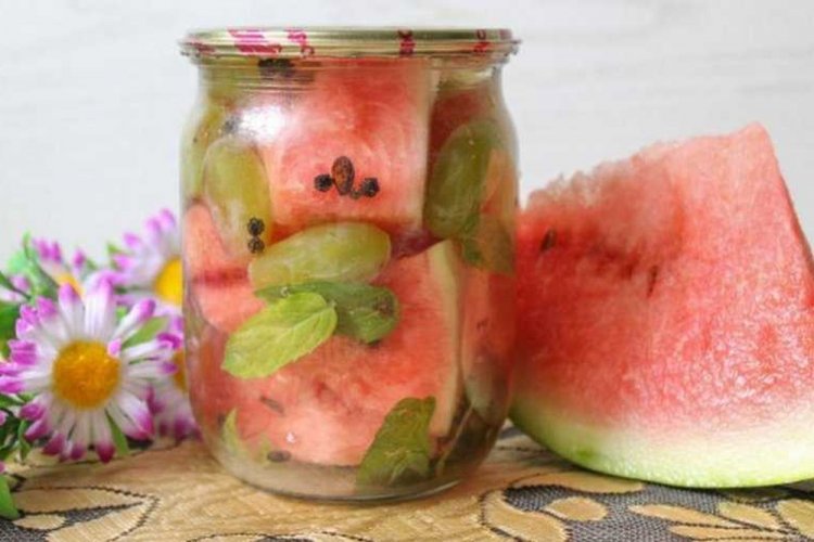 Маринованные арбузы с виноградом в банках на зиму