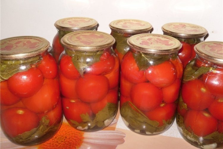 Помидоры с листьями и лимонной кислотой на зиму