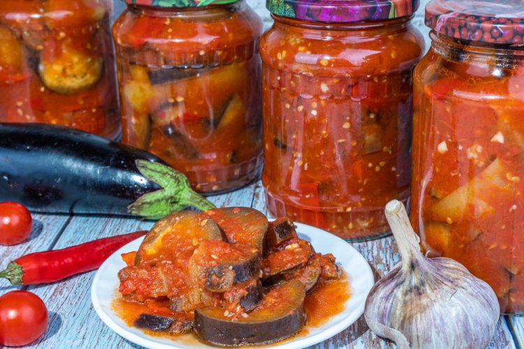 Жареные баклажаны с помидорами на зиму