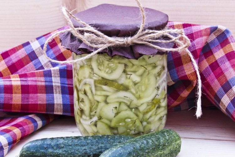 Нежинский салат из огурцов с луком и бальзамическим уксусом