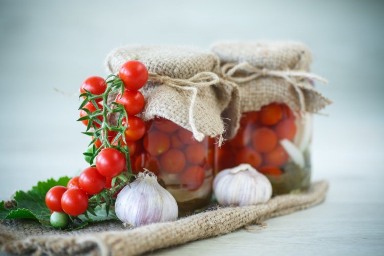 Помидоры с чесноком на зиму: 20 вкуснейших рецептов