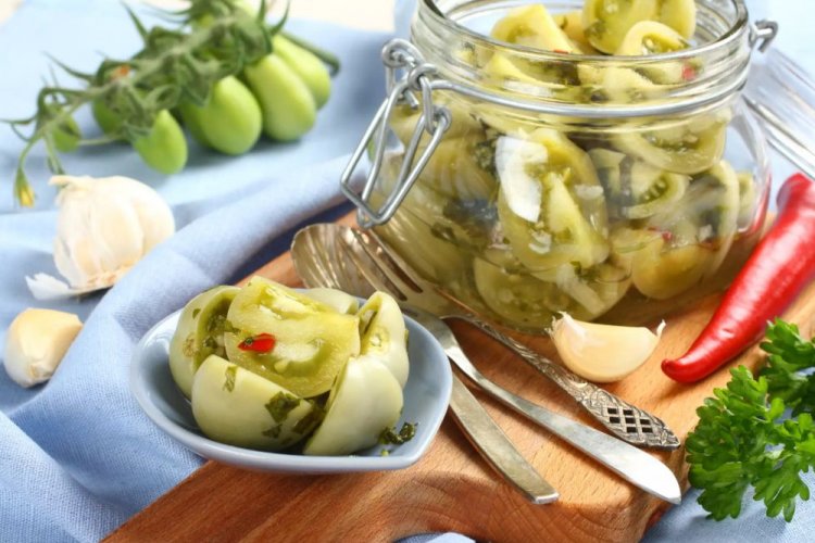 Зеленые помидоры с острым перцем, петрушкой и чесноком на зиму
