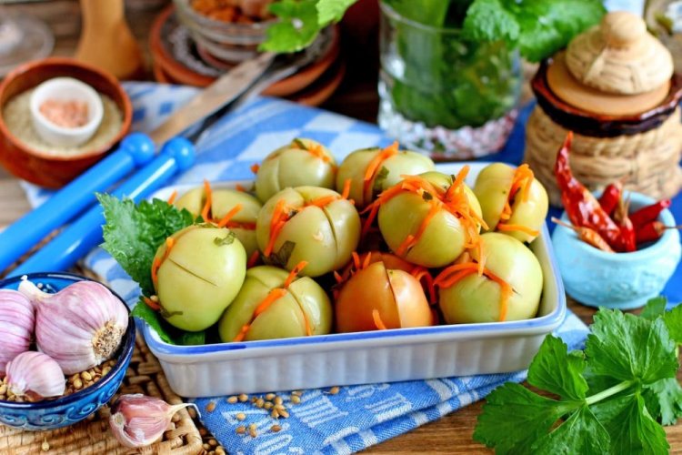 Зеленые помидоры, фаршированные морковью и чесноком на зиму