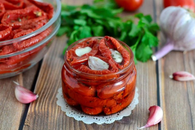 Вяленые помидоры с чесноком в электросушилке