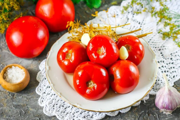 Маринованные помидоры с чесноком и лимонной кислотой