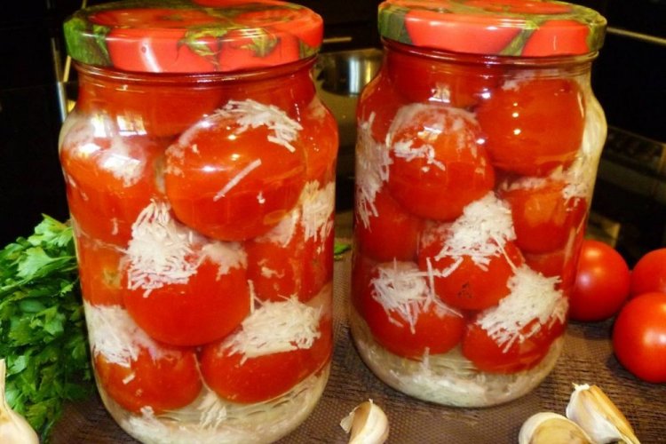 Помидоры с чесноком и хреном на зиму