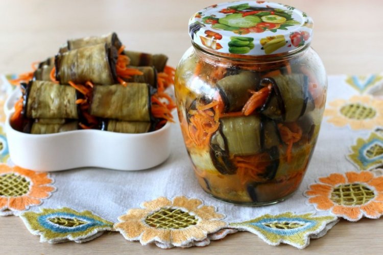 Рулетики из баклажанов с овощами