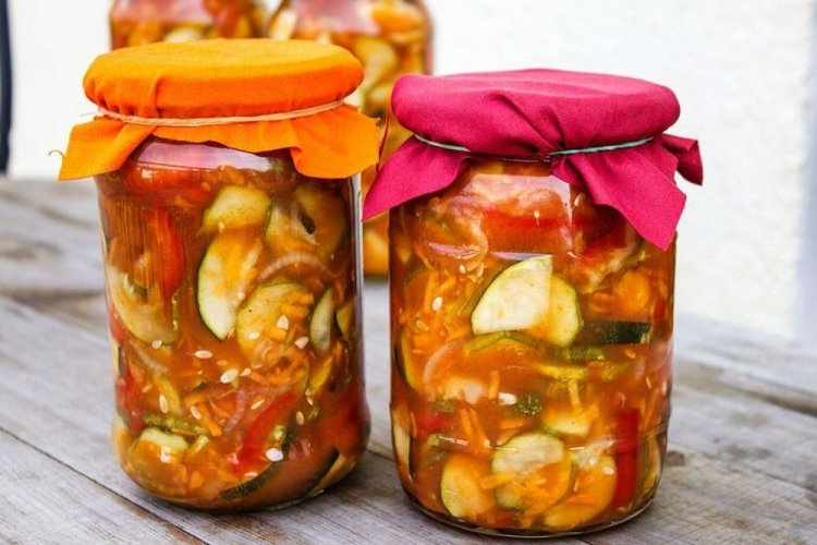 Салат из огурцов и болгарского перца в томатном соусе