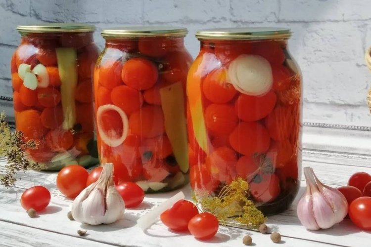 Помидоры, маринованные с луком, болгарским перцем и чесноком