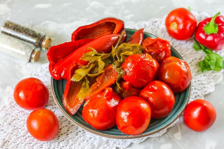 Помидоры, квашенные с болгарским перцем и луком в бочке