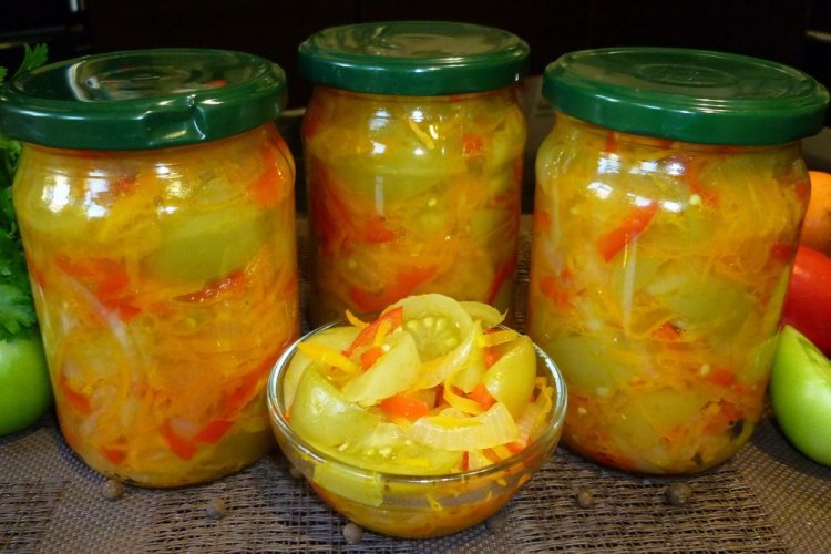 Зеленые помидоры с морковью, болгарским перцем и луком