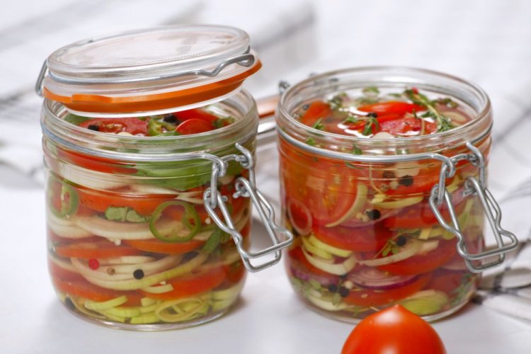 Салат из помидоров, острого перца и лука на зиму