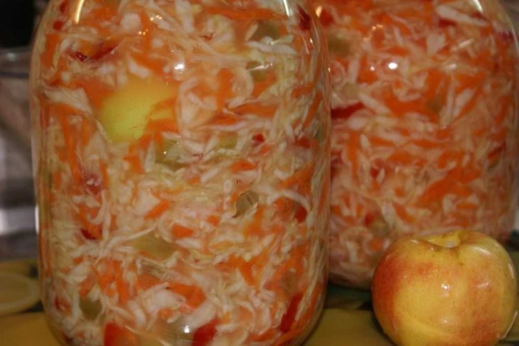 Салат из огурцов и капусты с яблоками