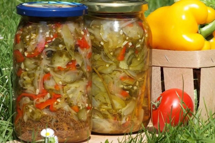 Дачный салат из огурцов и капусты с овощами