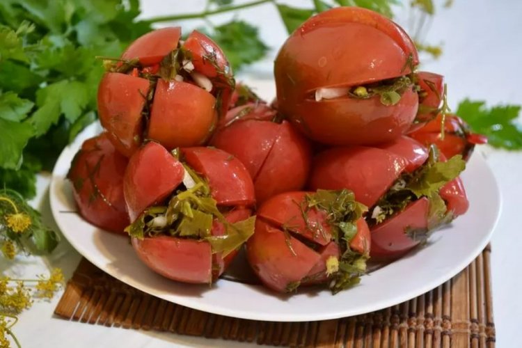 Помидоры по-грузински, фаршированные зеленью и чесноком