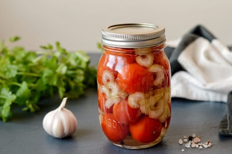 Помидоры по-грузински с сельдереем и чесноком