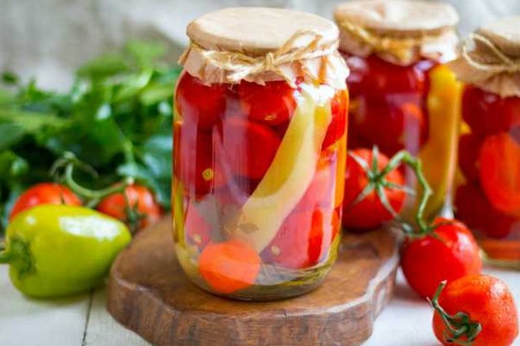 Помидоры по-грузински с болгарским перцем и кинзой