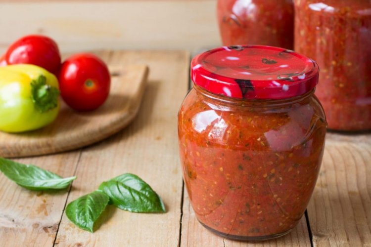 Аджика из помидоров со жгучим перцем, чесноком и базиликом