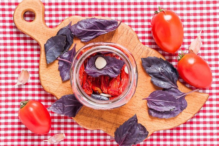 Вяленые помидоры с базиликом и чесноком