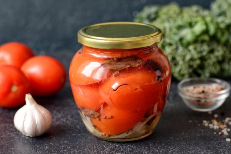 Помидоры половинками с базиликом, луком и чесноком