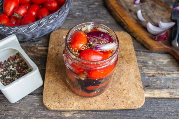 Помидоры черри в масле с базиликом, луком и чесноком