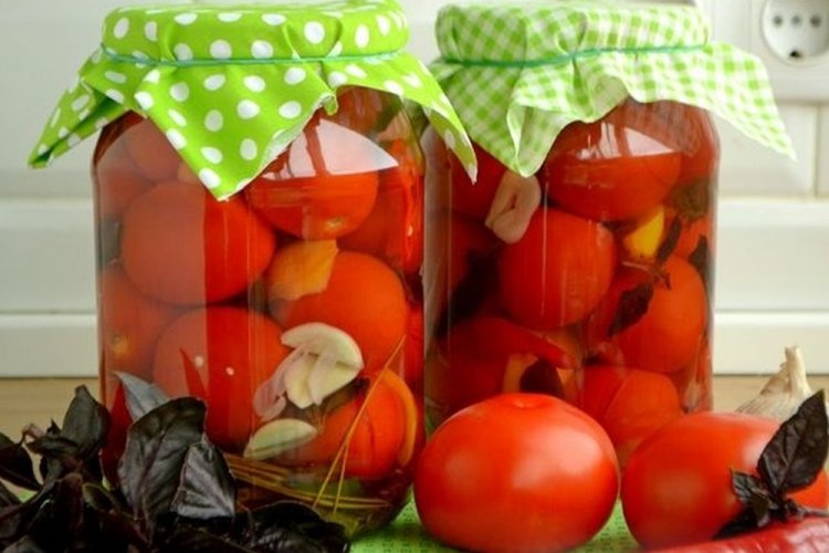 Сладкие помидоры с чесноком, базиликом и лимонной кислотой