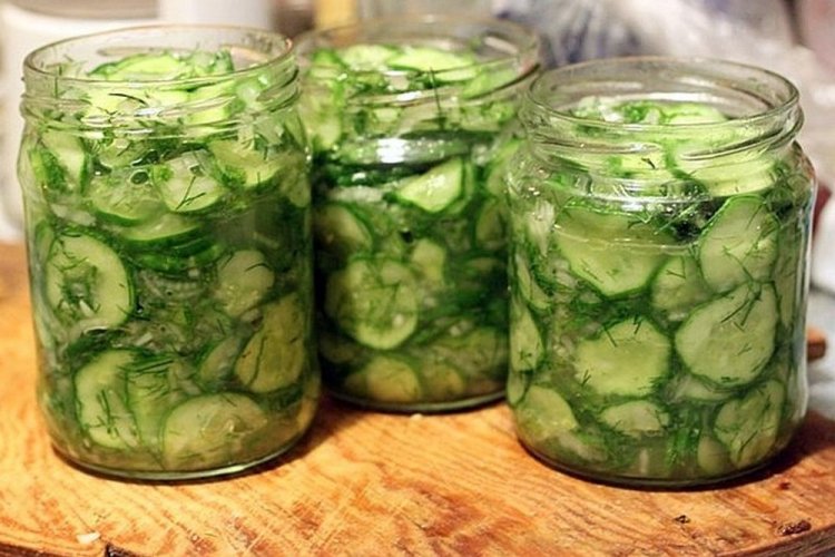 Резаные огурцы по-польски с луком и укропом