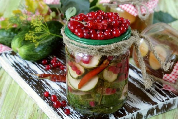 Огурцы по-польски с красной смородиной и острым перцем