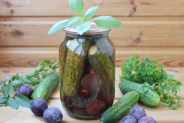 Огурцы по-польски со сливами на зиму