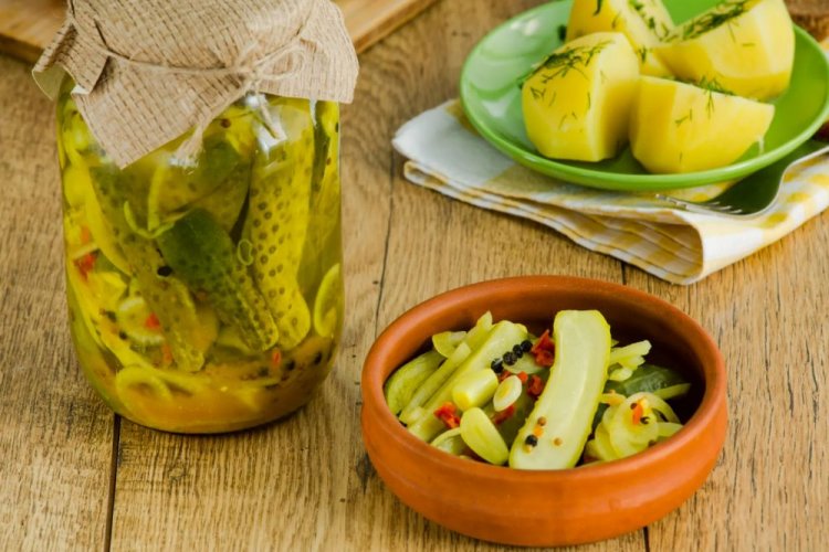 Резаные огурцы по-польски с луком и острым перцем