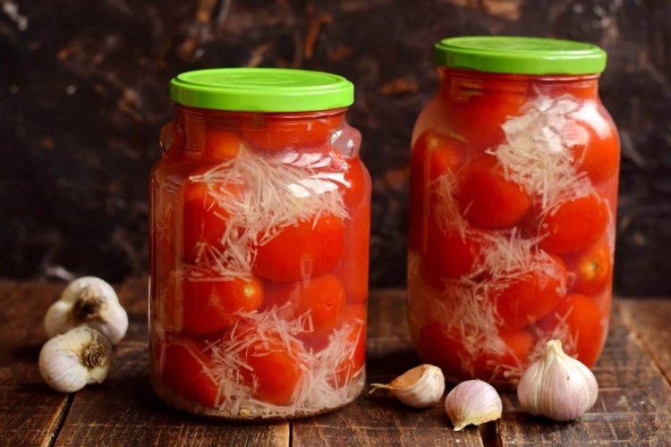 Помидоры в снегу с чесноком