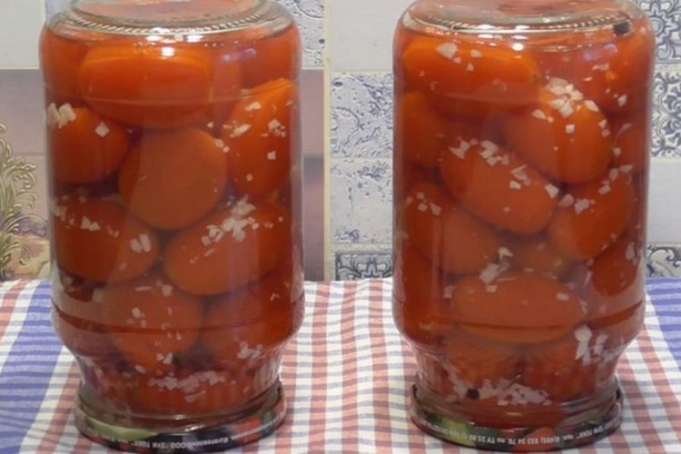 Помидоры «Под снегом» с чесноком, лимонной кислотой и водкой