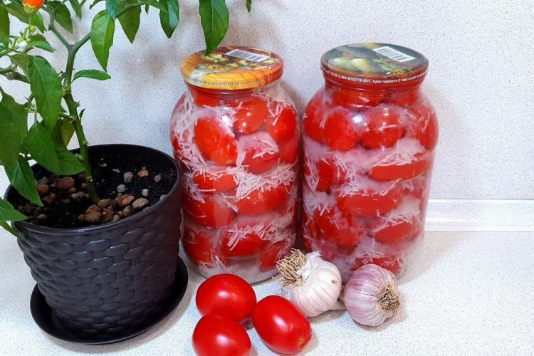 Помидоры в снегу с чесноком и горчицей