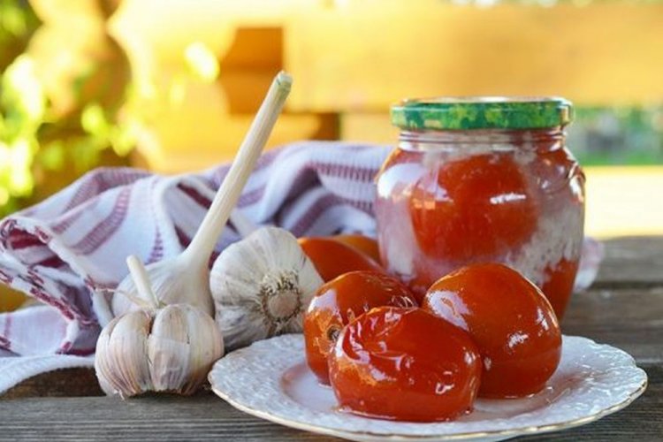 Помидоры в снегу с чесноком и лимонной кислотой