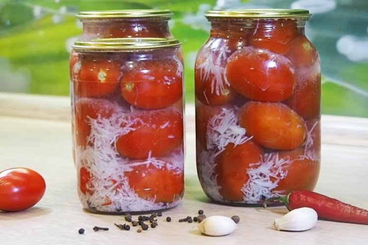 Острые помидоры «Под снегом» с перцем чили, чесноком и гвоздикой