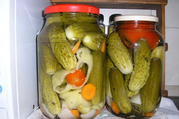 Огурцы по-болгарски с помидорами, сладким перцем, морковью и луком