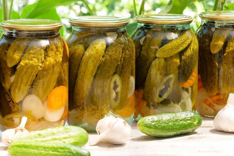 Пикантные огурцы с морковью, луком, чесноком и перцем халапеньо