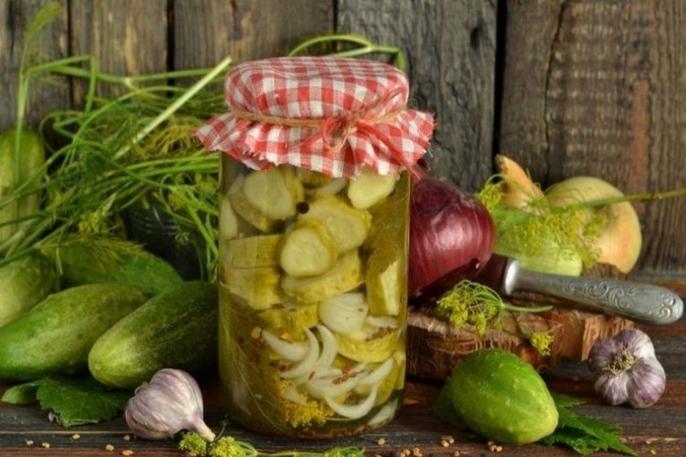 Огурцы по-фински с луком и чесноком
