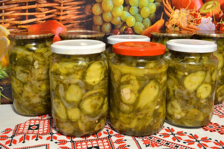 Огурцы по-фински с луком, зеленью и куркумой