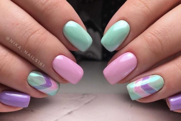 Мятный маникюр