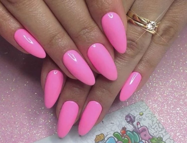 Розовый летний маникюр