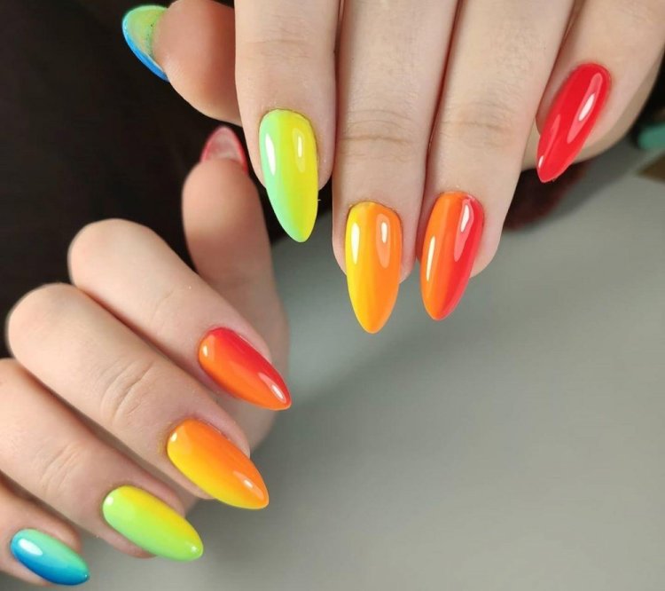Летний радужный маникюр