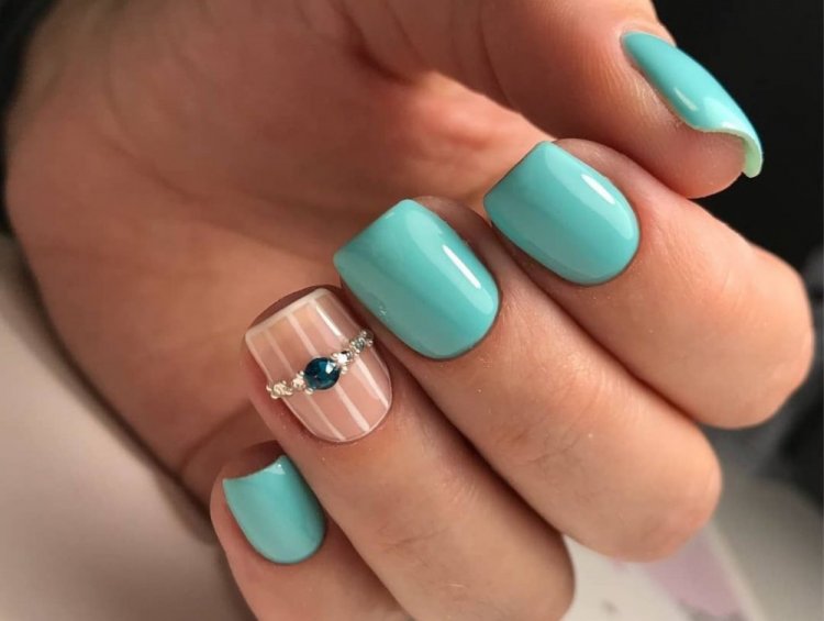 Летний маникюр со стразами