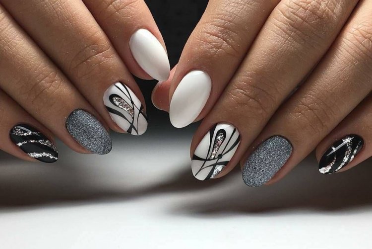 Черно-белый абстрактный маникюр