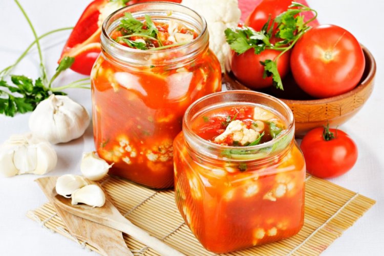 Салат из цветной капусты с томатной пастой на зиму