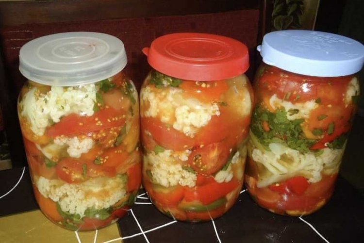 Салат из цветной капусты с помидорами и зеленью