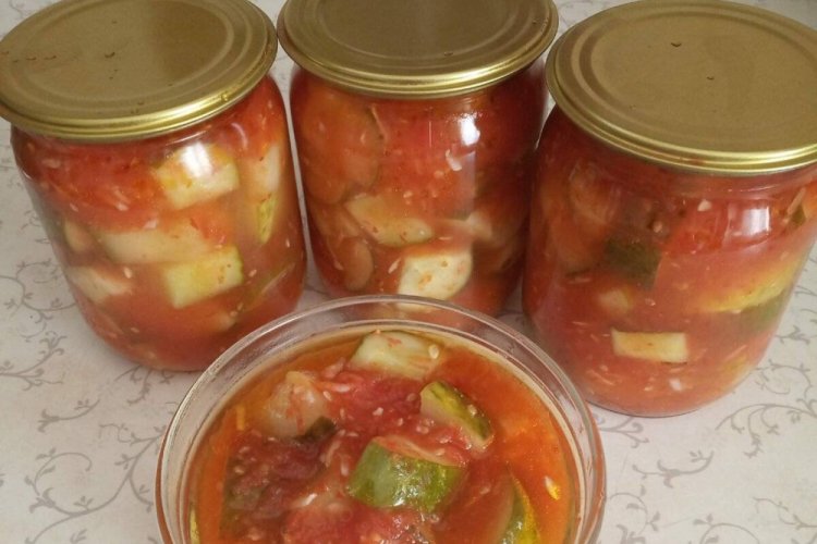 Салат из переросших огурцов с чесноком и томатной пастой