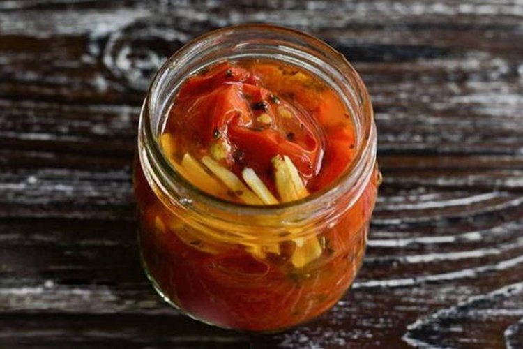 Жареные помидоры с чесноком на зиму