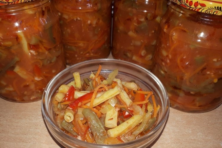 Салат из стручковой фасоли с базиликом и помидорами